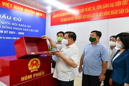 Bí thư Thành ủy Đinh Tiến Dũng cùng đoàn công tác kiểm tra công tác chuẩn bị bầu cử tại khu vực bỏ phiếu số 17, phường Định Công, quận Hoàng Mai. (Ảnh: Duy Linh)