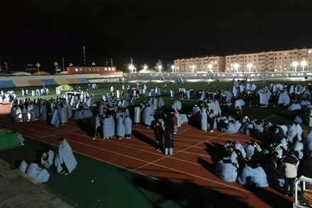 Sinh viên tại huyện Ma Đa được sơ tán khỏi ký túc xá trong đêm.