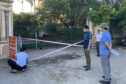 Thiết lập hàng rào yêu cầu tạm dừng hoạt động tại cổng Công ty may Tuấn Kỳ.