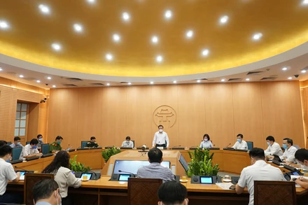 Phó Chủ tịch UBND TP Hà Nội Chử Xuân Dũng yêu cầu các cơ quan, ban ngành khẩn trương xác định, xét nghiệm F1, F2 ở hai ổ dịch lớn.