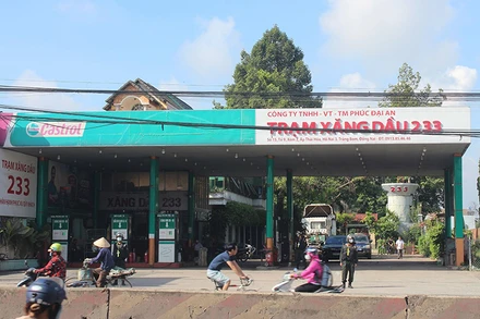 Lực lượng công an phong tỏa để khám xét cây xăng 233.