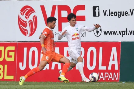 Công Phượng luôn thi đấu nỗ lực trong mọi cuộc đối đầu. (Ảnh: VPF)
