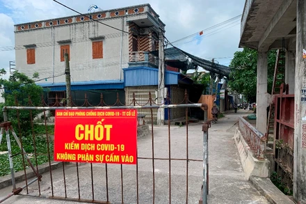 Lập chốt phong tỏa tại xóm Trại, thuộc tổ dân phố Tây Kênh, thị trấn Cổ Lễ, huyện Trực Ninh (Nam Định).