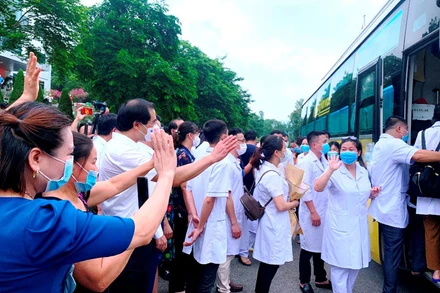 Đoàn bác sĩ, nhân viên y tế tỉnh Lào Cai xuất quân lên đường giúp tỉnh Bắc Giang chống dịch Covid-19.