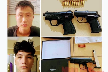 Hai đối tượng cùng số vũ khí thu giữ. (Ảnh: Công an cung cấp)