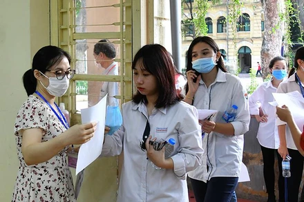 Thí sinh bước vào phòng thi tại Kỳ thi tốt nghiệp THPT 2020. Ảnhh: THUỶ NGUYÊN
