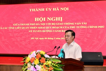 Đồng chí Đinh Tiến Dũng, Ủy viên Bộ Chính trị, Bí thư Thành ủy Hà Nội phát biểu khai mạc hội nghị.