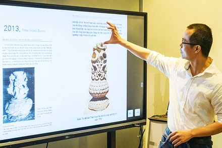 TS Trần Trọng Dương thuyết trình về quá trình phỏng dựng “Đài đèn thời Lý và Tu Di tòa Thích Ca sơ sinh thời Lý”.