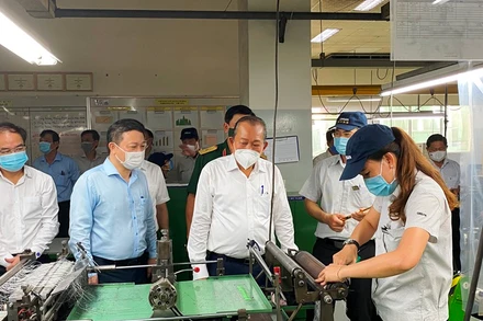 Phó Thủ tướng Trương Hòa Bình thị sát tại một bộ phận sản xuất của Công ty TNHH Organ Việt Nam, KCX Tân Thuận, quận 7.