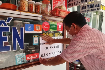 Nhiều quán hàng đồng loạt ngừng kinh doanh trực tiếp, treo biển chỉ bán mang về.