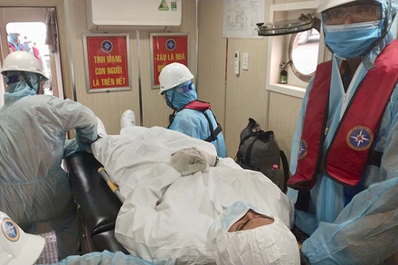 Cứu nạn thành công thuyền viên nước ngoài, bảo đảm an toàn Covid-19