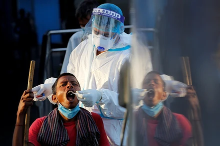 Ấn Độ vẫn ghi nhận số ca tử vong do Covid-19 trong ngày ở mức cao nhất thế giới. Ảnh: Reuters.