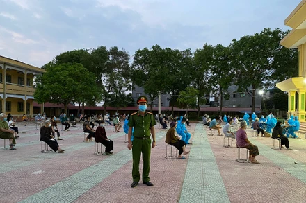 Lấy mẫu xét nghiệm cho người dân ở huyện Thuận Thành, Bắc Ninh.