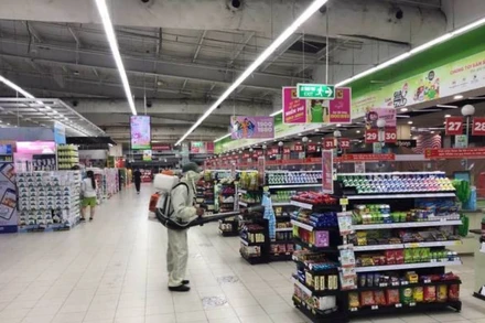 Siêu thị Big C Thăng Long tổ chức phun khử khuẩn, phòng dịch Covid-19.