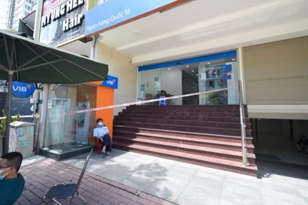 Phong tỏa Ngân hàng VIB, chi nhánh quận 7 - nơi người vợ làm việc.