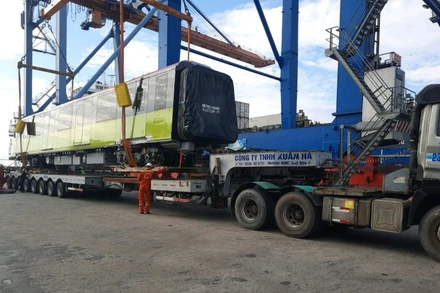 Sau khi cập cảng, đoàn tàu thứ tư được vận chuyển bằng xe siêu trường siêu trọng tới khu vực Depot Nhổn (Hà Nội), được cẩu lên ray về khu vực tập kết để lắp ráp vận hành thử nghiệm, trước khi đi vào vận hành chính thức.