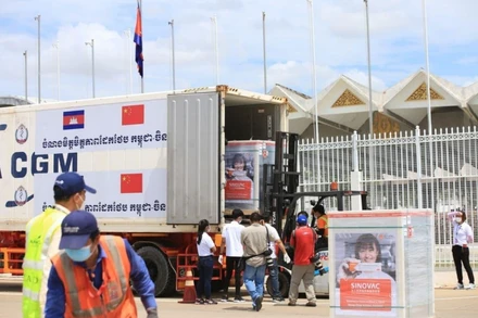 Tiếp nhận Vaccine phòng Covid-19 tại sân bay quốc tế Phnom Penh. ((Ảnh: Fresh News)
