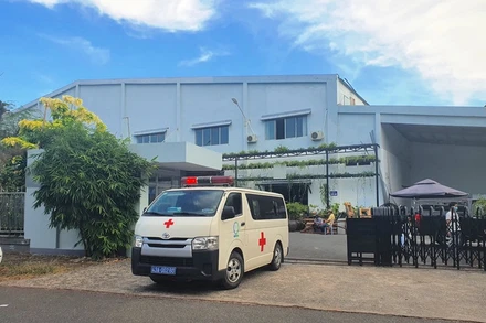 Xe cấp cứu đưa 260 công nhân cùng công ty của BN T.V.Đ. đi cách ly tập trung, chiều 9-5.