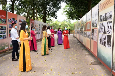 Triển lãm nhân kỷ niệm 131 năm Ngày sinh Chủ tịch Hồ Chí Minh