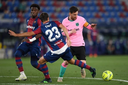 Barcelona tiếp tục bỏ lỡ cơ hội để vươn lên chiếm ngôi đầu bảng. (Ảnh: Getty Images)