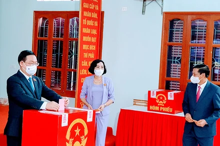 Đồng chí Vương Đình Huệ, Chủ tịch QH, Chủ tịch Hội đồng bầu cử quốc gia (HĐBCQG) thực hiện quyền và nghĩa vụ công dân của mình tại khu vực bầu cử số 1, thị trấn An Lão, huyện An Lão (TP Hải Phòng).