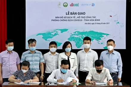 Đại diện lãnh đạo Sở Thông tin và Truyền thông tỉnh Hòa Bình và CTCP Tập đoàn đầu tư Phúc Hưng tại lễ bàn giao.