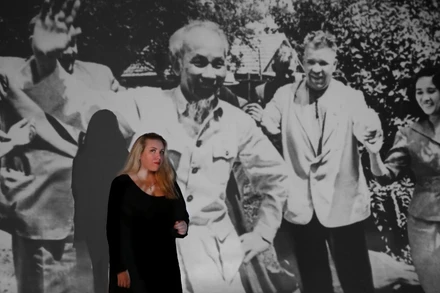 Vera Mazhirina với phông ảnh Bác Hồ.