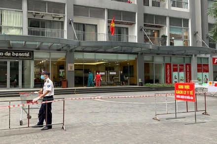 Lực lượng chức năng cách ly tòa Park 11 Times City Park Hill Premium. (Ảnh: VIỆT ANH)