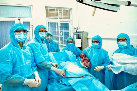 Phẫu thuật lấy thai an toàn tại khu cách ly