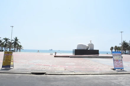 Tất cả các khu vực xuống biển, các bãi tắm, đã được lực lượng chức năng giăng dây, treo thông báo ngừng hoạt động từ 0 giờ ngày 4-5.