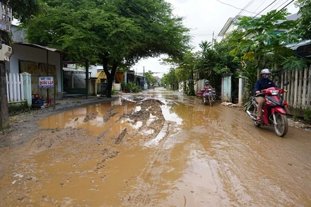 VEC và nhà thầu chưa hoàn trả đường dân sinh đã mượn để phục vụ thi công dự án khiến người dân huyện Bình Sơn bức xúc. (ẢNH: HIỂN CỪ)