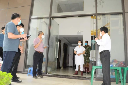 Nhóm kiểm tra, giám sát - Bộ phận thường trực Bộ Y tế làm việc với cán bộ trong khu cách ly tập trung tại Bắc Ninh. 