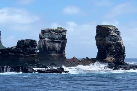 Cổng vòm Darwin sụp đổ phần vòm đá, chỉ còn hai cột đá chính (Ảnh: Aggressor Adventures)