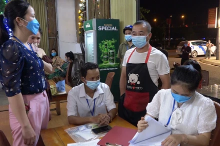 Lực lượng chức năng kiểm tra, xử lý quán bia, quán bán nước vi phạm qui định phòng, chống dịch Covid-19 ở phường Kim Tân, thành phố Lào Cai