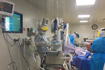 Hai đơn vị tiểu cầu được vận chuyển cấp cứu chiều tối để truyền cho bệnh nhân 3019 ngay trong tối 17-5.