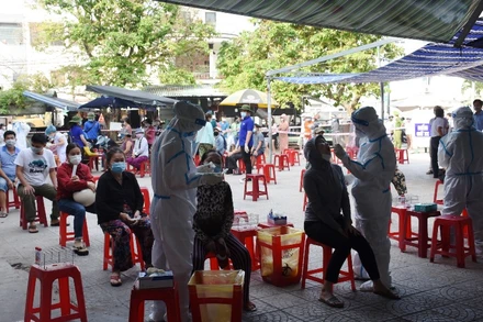 Các tiểu thương chợ Phước Mỹ được lấy mẫu xét nghiệm, sáng 5-5.