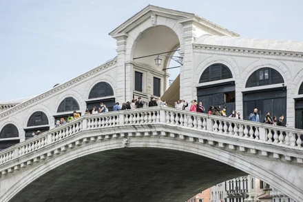 Du khách tới thăm cây cầu Rialto ở Venice, miền bắc Italy hôm 1-5. Italy đang dần mở cửa trở lại sau sáu tháng đóng cửa để ngăn chặn Covid-19. (Ảnh: AP)