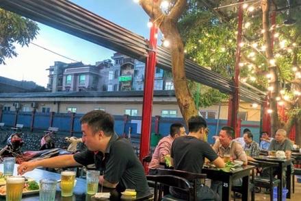 Các quán bia tập trung đông người ở khoảng cách gần là nơi dễ lây nhiễm dịch Covid-19. (Ảnh: HĐ)