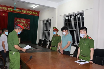 Công an đọc lệnh bắt giữ một trong ba đối tượng.