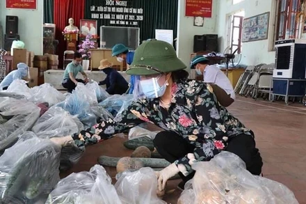 Nhu yếu phẩm được cung cấp bởi chính quyền và các tổ chức thiện nguyện.