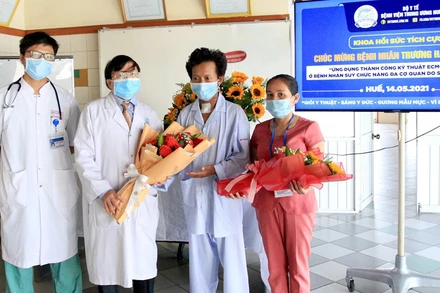 Lãnh đạo khoa Hồi sức tích cực tặng hoa chức mừng vợ chồng bệnh nhân H. khi ra viện. 