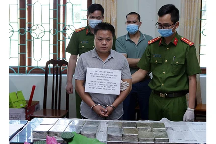 Một trong hai đối tượng cùng tang vật của vụ án tại cơ quan điều tra.