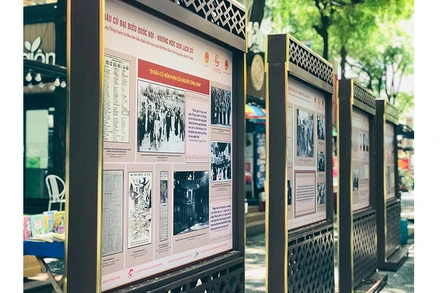 Triển lãm có nhiều hình ảnh quý về 14 kỳ bầu cử đại biểu Quốc hội và đại biểu HĐND các cấp.