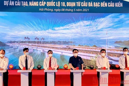 Chủ tịch Quốc hội Vương Đình Huệ cùng các đại biểu nhấn nút khởi công công trình cải tạo, nâng cấp quốc lộ 10.