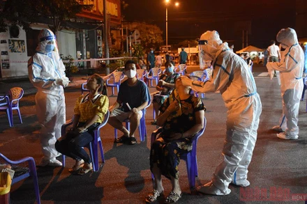 Lấy mẫu xét nghiệm xuyên đêm cho người dân sống quanh KCN An Đồn.