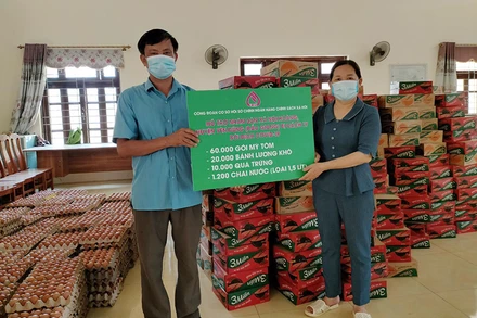 NHCSXH hỗ trợ người dân Nội Hoàng đang bị cách ly bởi dịch Covid-19.