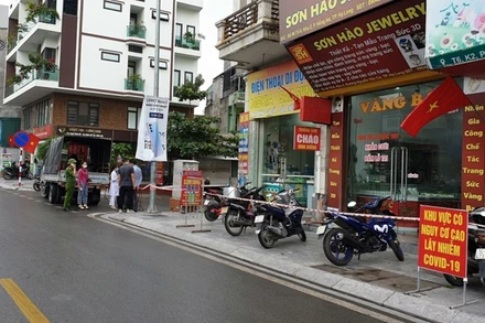 Lực lượng chức năng phong tỏa khu vực tổ 6, khu 2, phường Hồng Hà, TP Hạ Long, nơi có cửa hàng di động của bố bệnh nhân V.H.L.