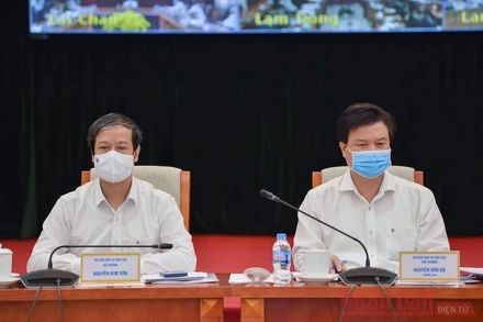 Bộ trưởng GD-ĐT Nguyễn Kim Sơn, Thứ trưởng GD-ĐT Nguyễn Hữu Độ lắng nghe đề xuất các đơn vi tại Hội nghị trực tuyến thi tốt nghiệp THPT 2021, sáng 27-5. Ảnh: QUÝ TÙNG