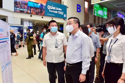 Chủ tịch UBND TP Chu Ngọc Anh kiểm tra công tác phòng, chống dịch Covid-19 tại Cảng Hàng không quốc tế Nội Bài.