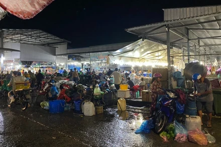 Chợ đầu mối thủy hải sản vẫn hoạt động bình thường, mặc dù bị đình chỉ xả thải vì giấy phép hết hạn.